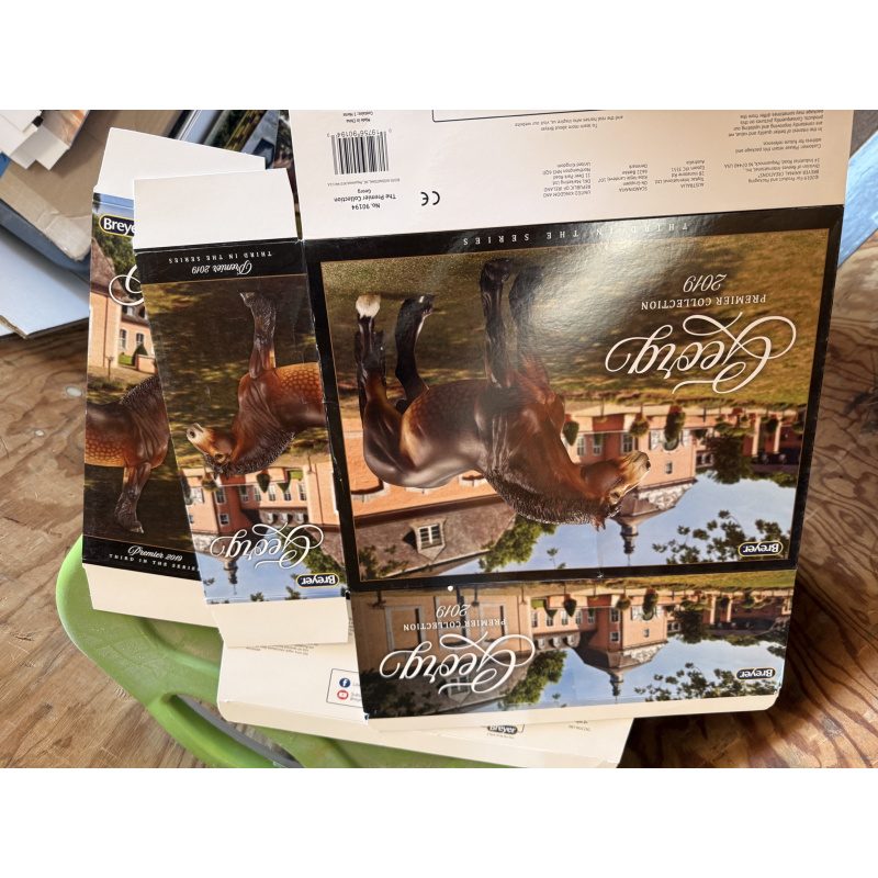 Breyer Material Premier Club Box Georg