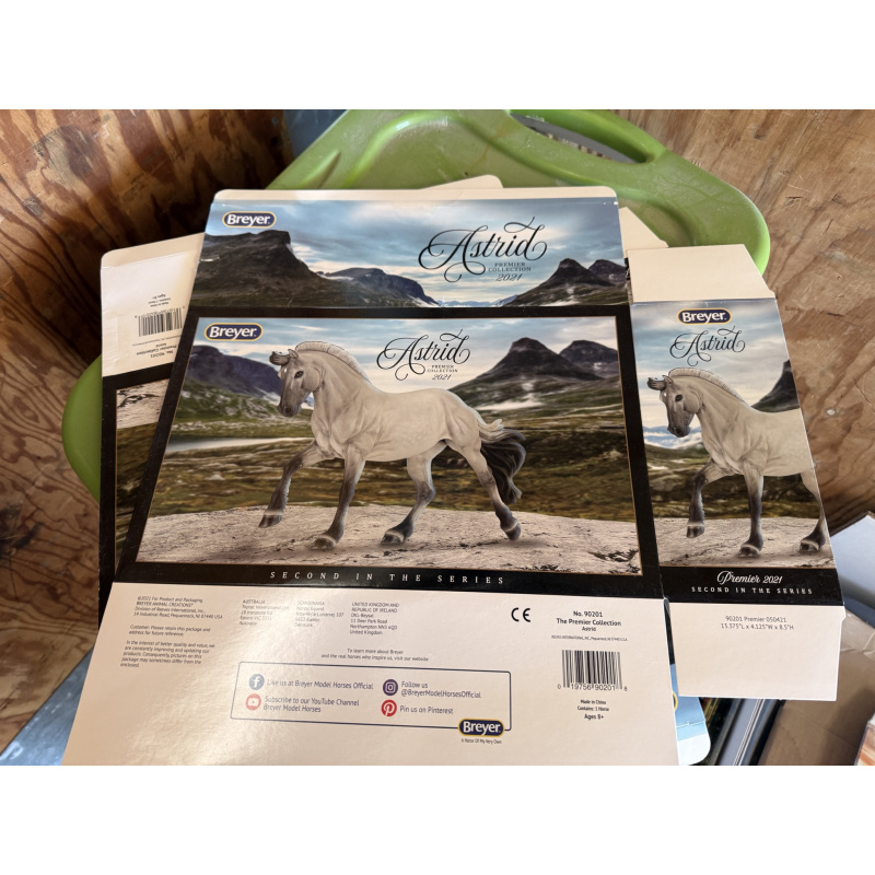 Breyer Material Premier Club Box Astrid