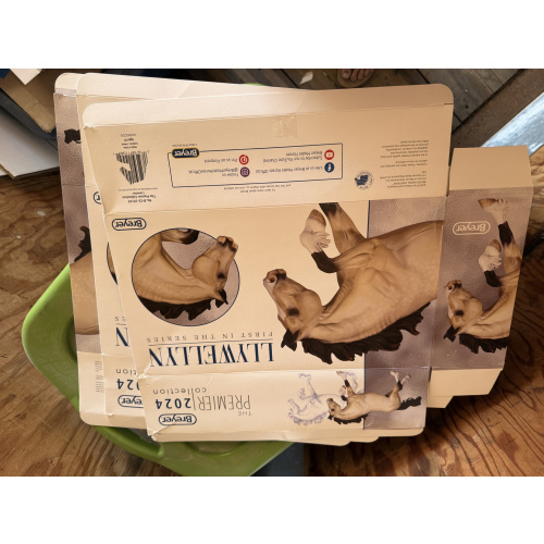 Breyer Material Premier Club Box Llywellyn