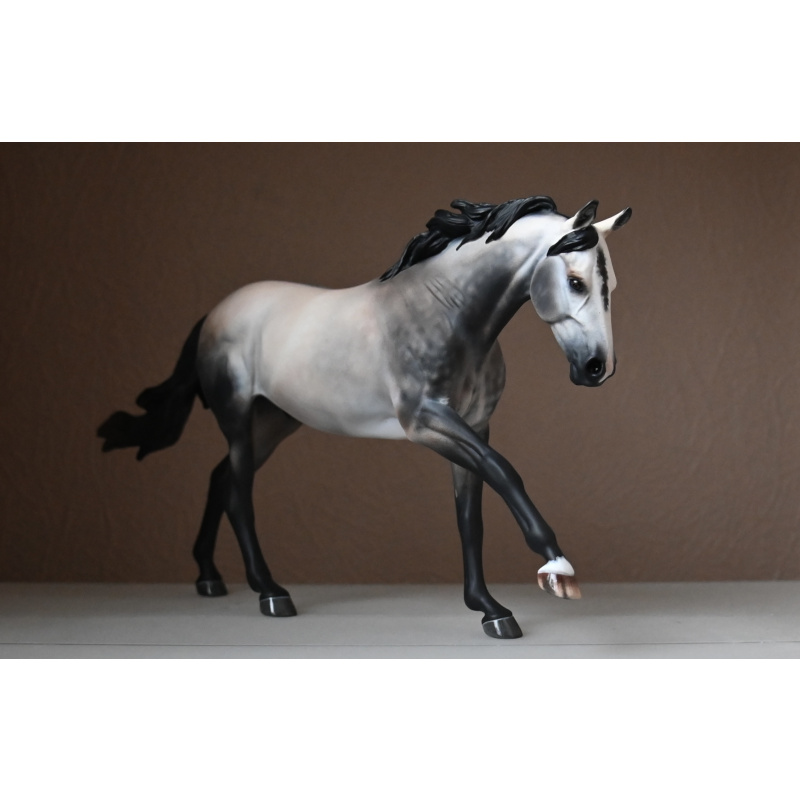 CM BREYER DUNDEE TO A PALE/SILVER TO GREYING OUT BUCKSKIN