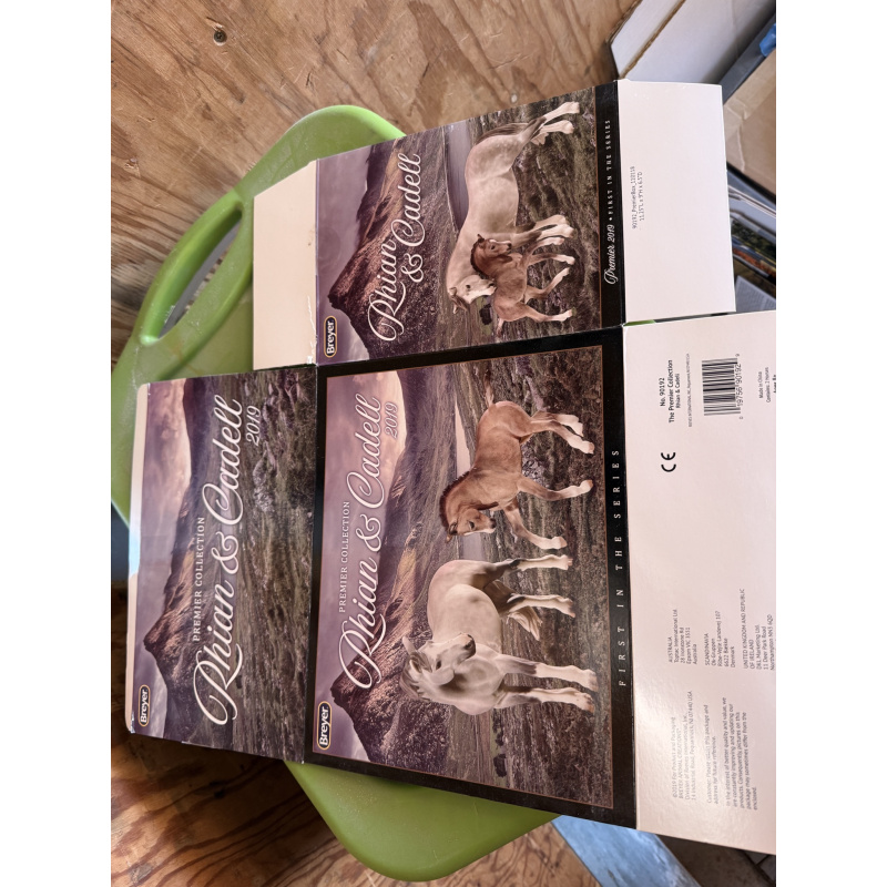 Breyer Material Premier Club Box Rhian & Cadell