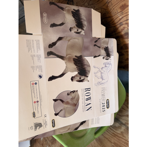 Breyer Material Premier Club Box Rowan