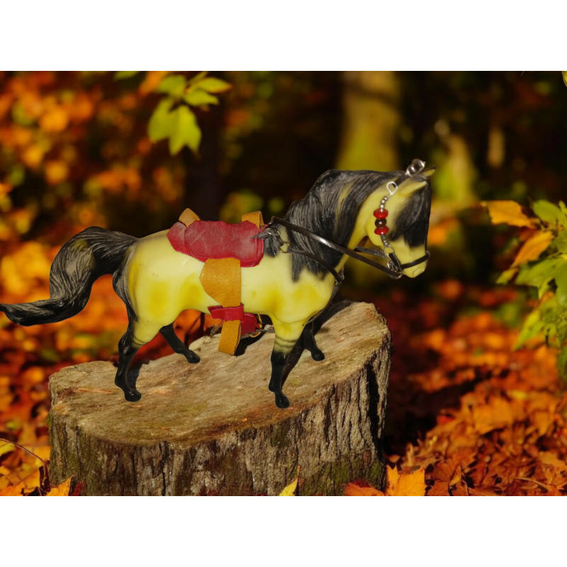 Breyer classic horse Buckskin with saddle set
